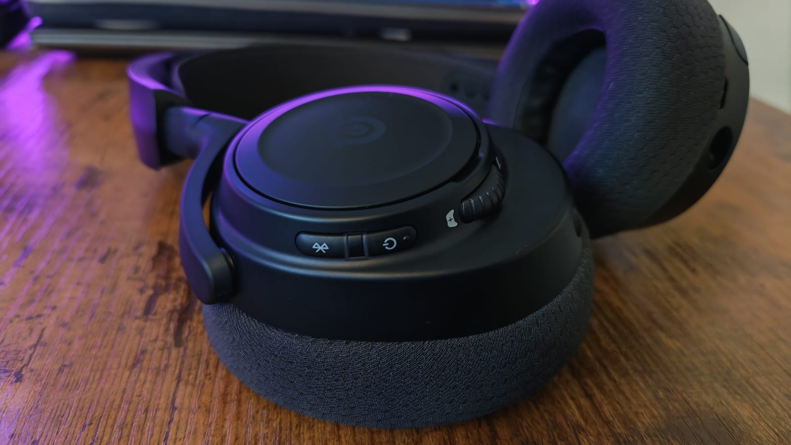 The bluetooth and usb power functions on the SteelSeries Arctis Nova 7 Gen 2