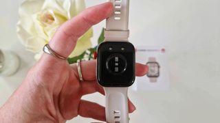 Huawei Watch Fit 3:n sensorit lähikuvassa