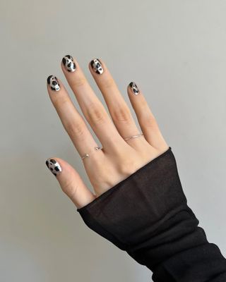 @pink_oblivion animal print nail art