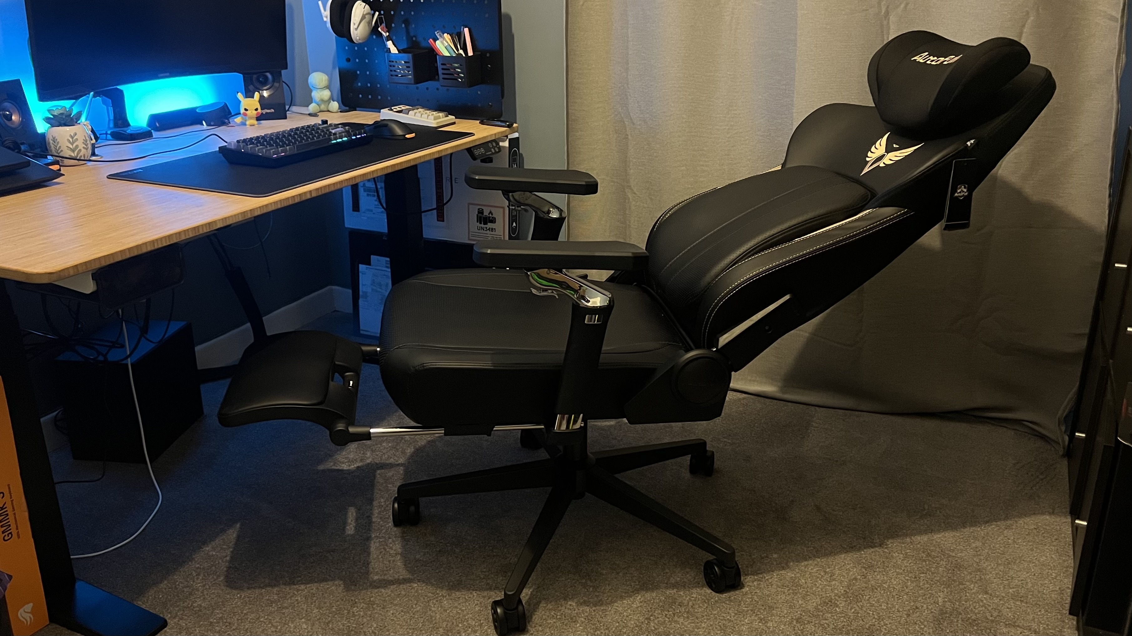 Autofull M6 Ultra 2.0 gaming chair at full recline at a desk