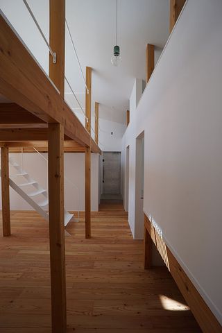 Two separate entrances serve the house, one for the customers of the exhibition space, the other for the family members