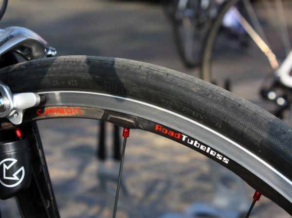 Francais des Jeux is using 25mm-wide Hutchinson Road Tubeless tires mounted on Dura-Ace carbon-alloy clinchers.