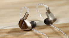 Sivga Que UTG IEMs on a wooden surface