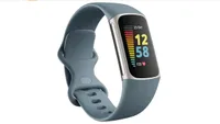 Fitbit Charge 5 mit blauem Band