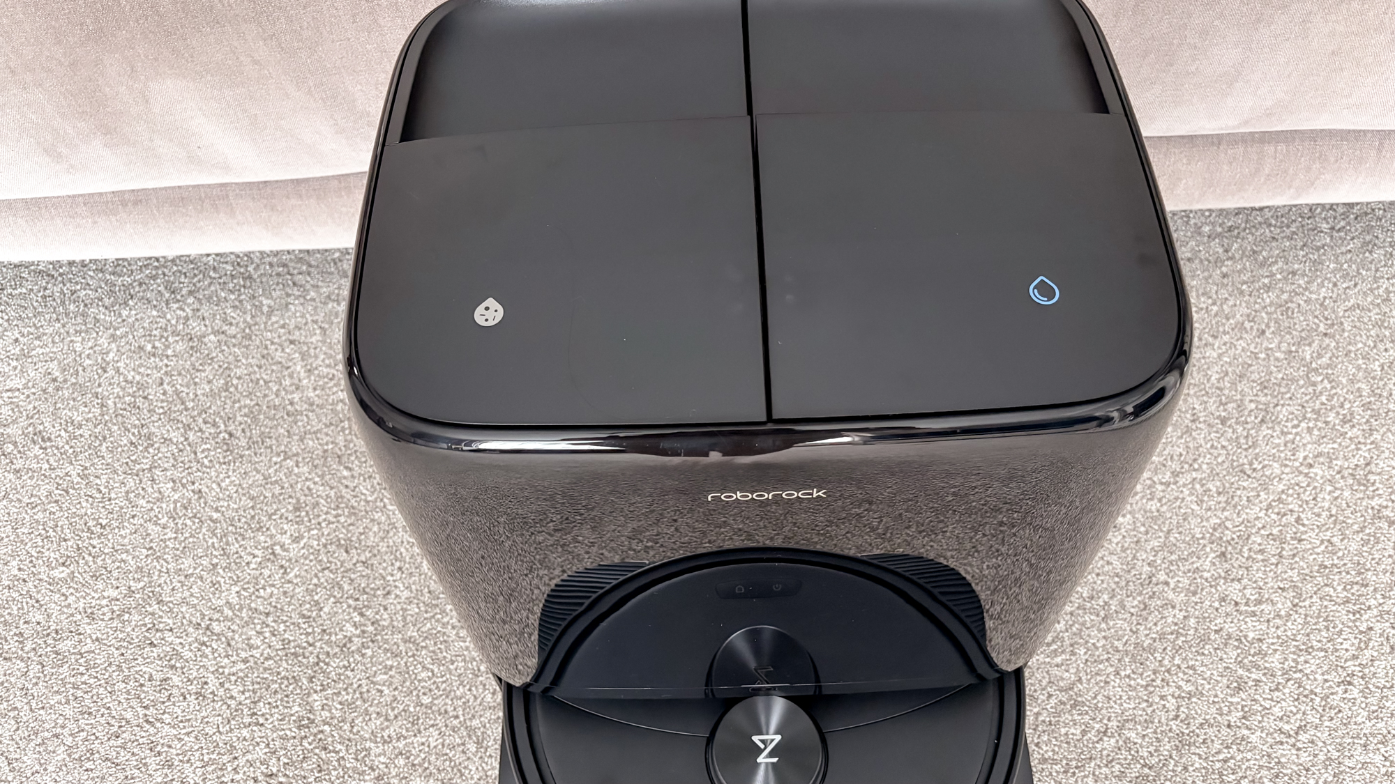 Roborock Qrevo 2 Pro in black photographed on carpet