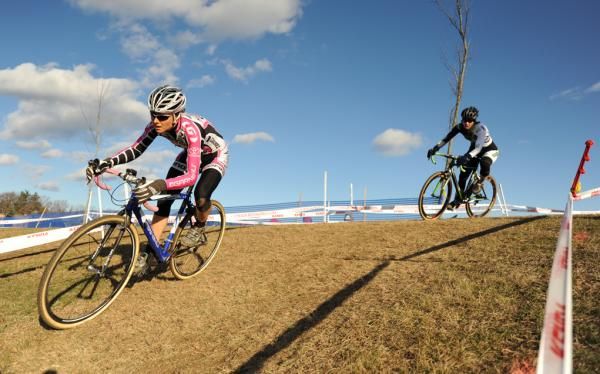 Natasha Elliott (Garneau Club/Chaussure/Ogilvy) leads Sally Annis (crossresults.com p/b JRA Cycles).