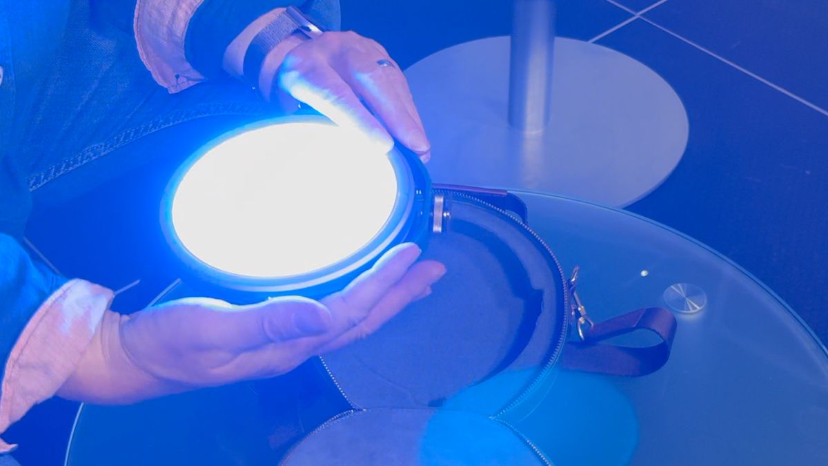 The LED beads on the Harlowe Sol 30 Spectra are concealed behind a diffuser, which causes the light to spread in a soft and flattering way.