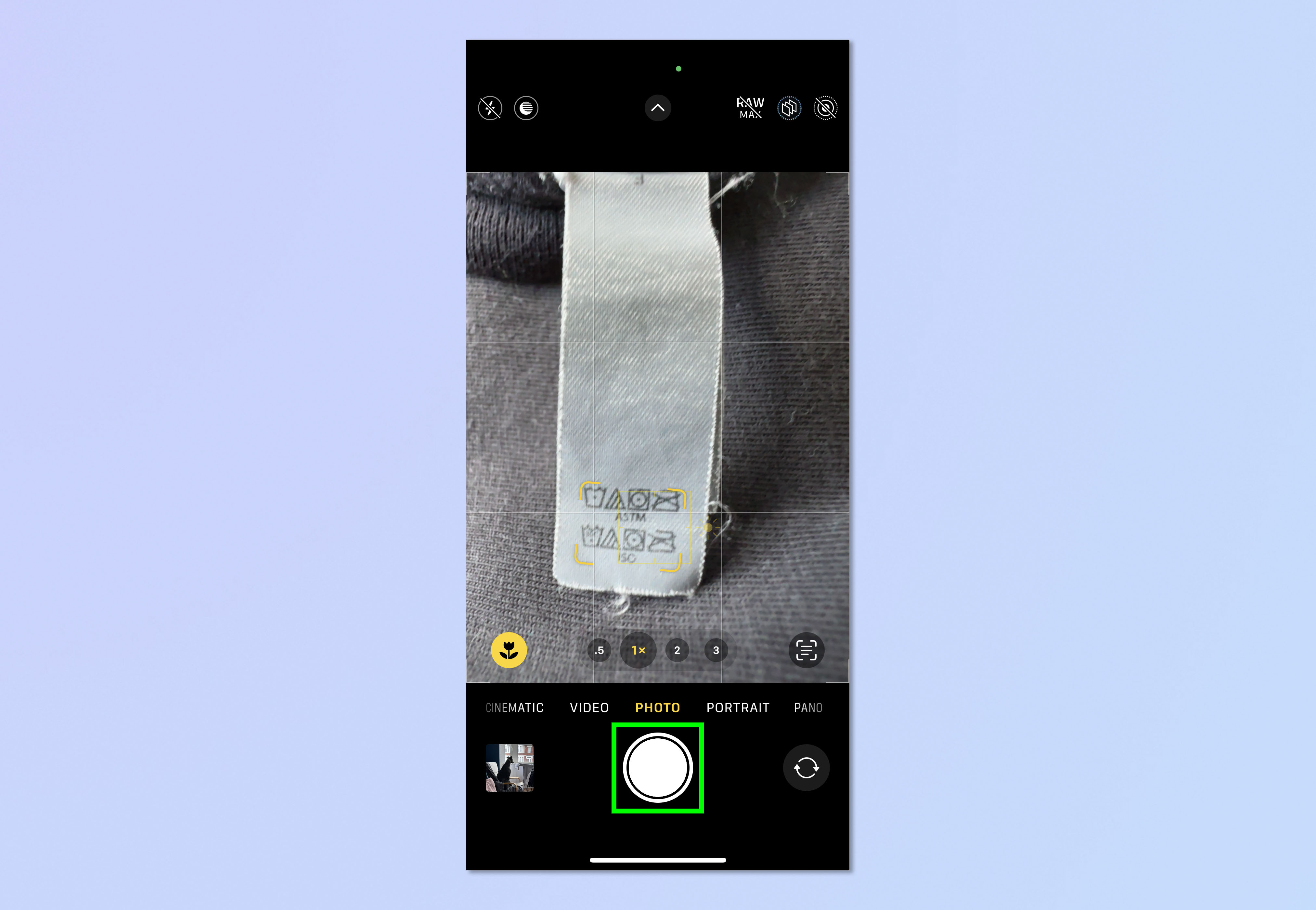 Снимок экрана, показывающий, как использовать Visual Look Up для расшифровки инструкций по стирке на iPhone.
