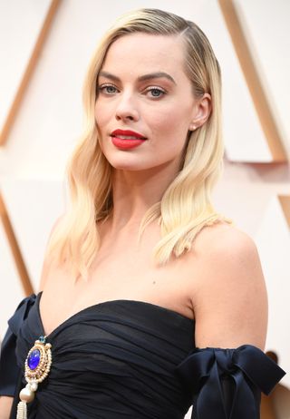 HOLLYWOOD, CALIFORNIA - FEBRUARY 09: Margot Robbie arrives at the 92nd Annual Academy Awards at Hollywood and Highland on February 09, 2020 in Hollywood, California