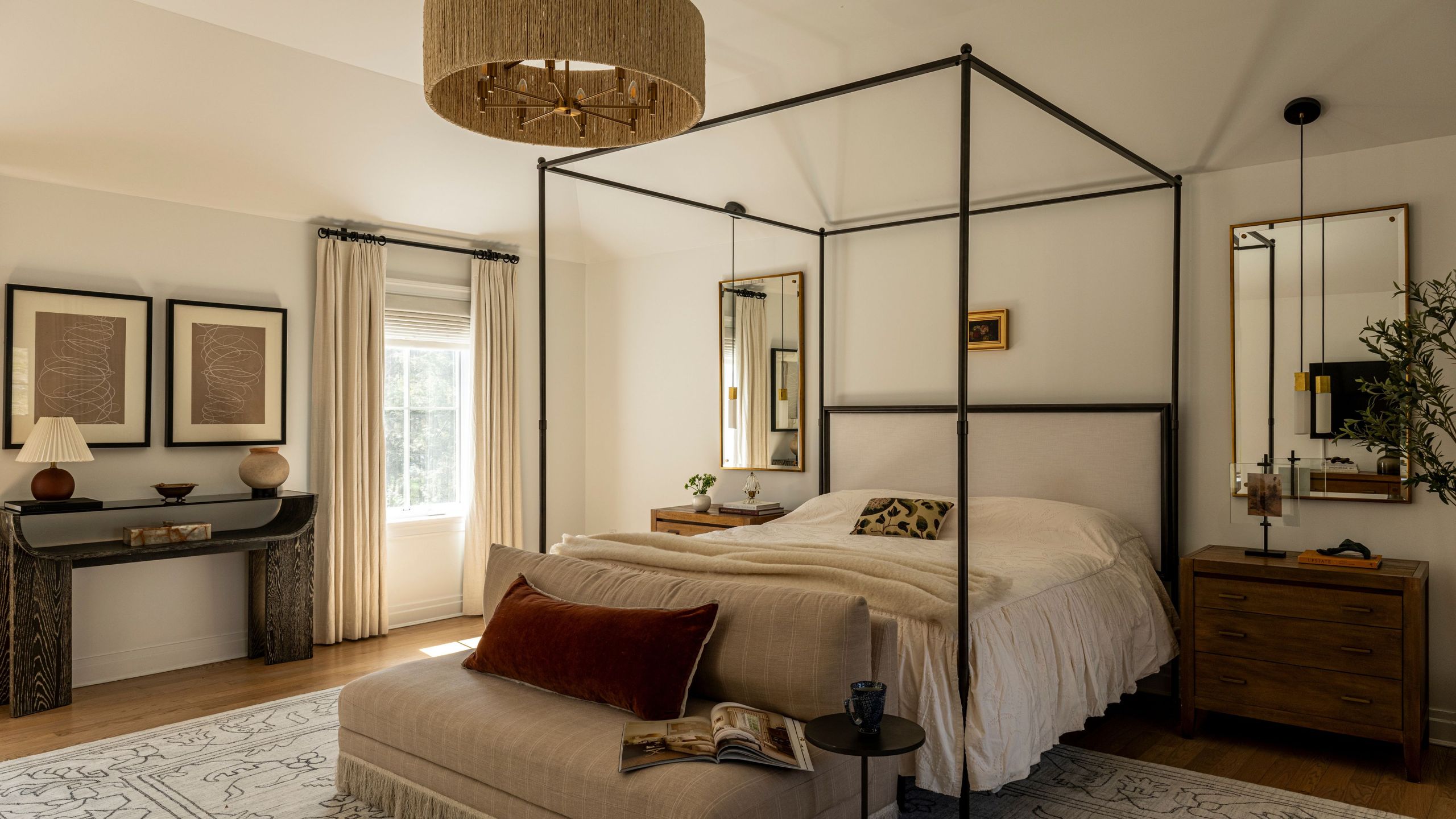 The 3 Things Designers Remove From the Bedroom Every Summer – and What Should Take Their Place