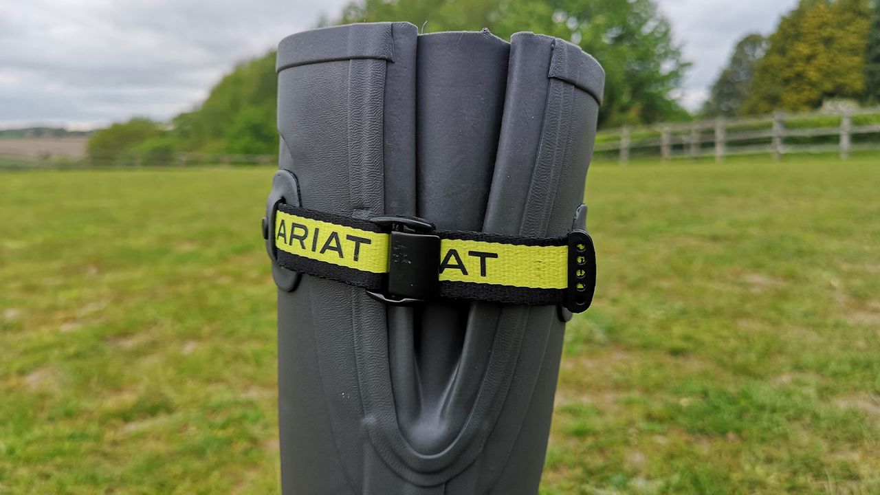 Ariat Kelmarsh fastening from rear
