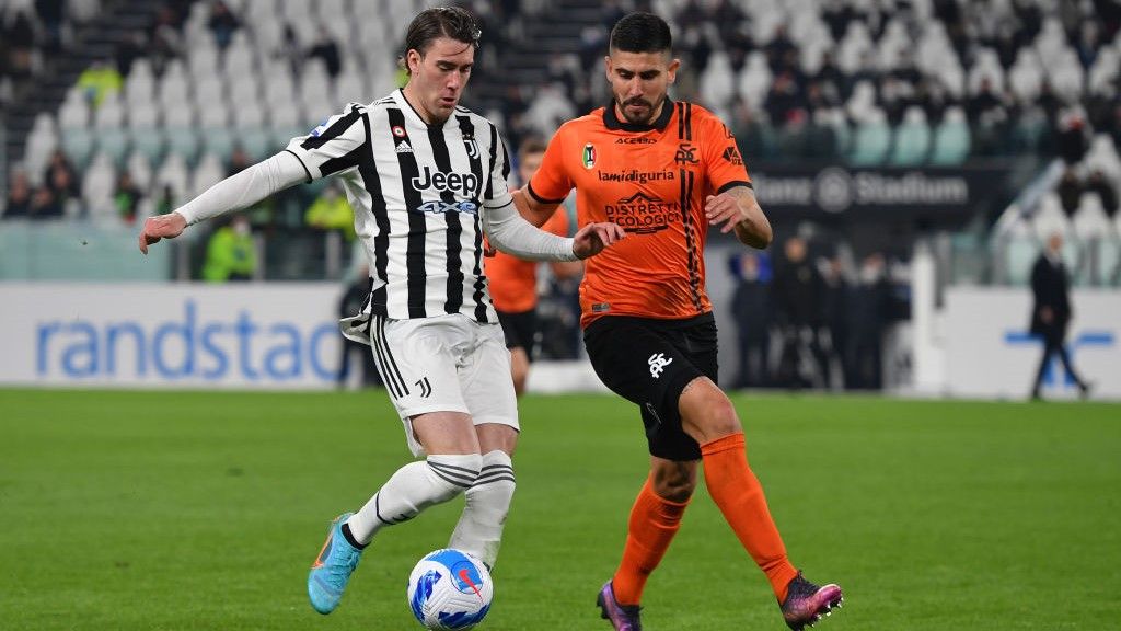 Dusan Vlahovic of Juventus challenged by Martin Erlic of Spezia Calcio during the Serie A match between Juventus and Spezia Calcio at Allianz Stadium on March 6, 2022 in Turin