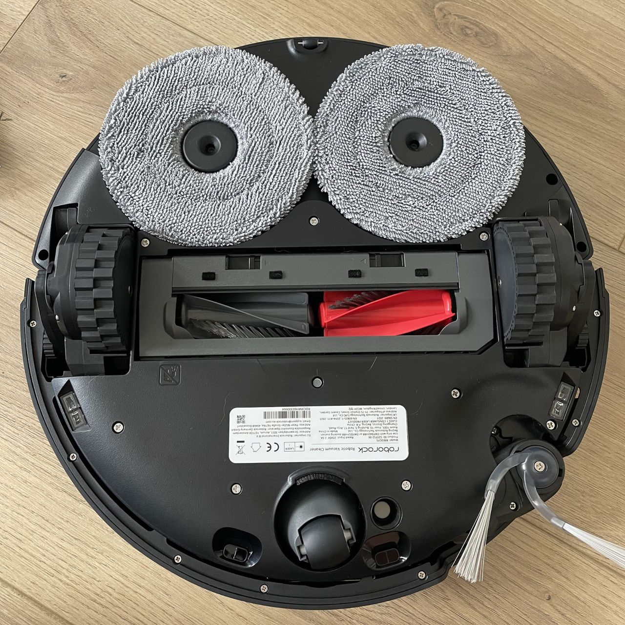 Underside mop pads on the Roborock Saros 20 Robot Vacuum