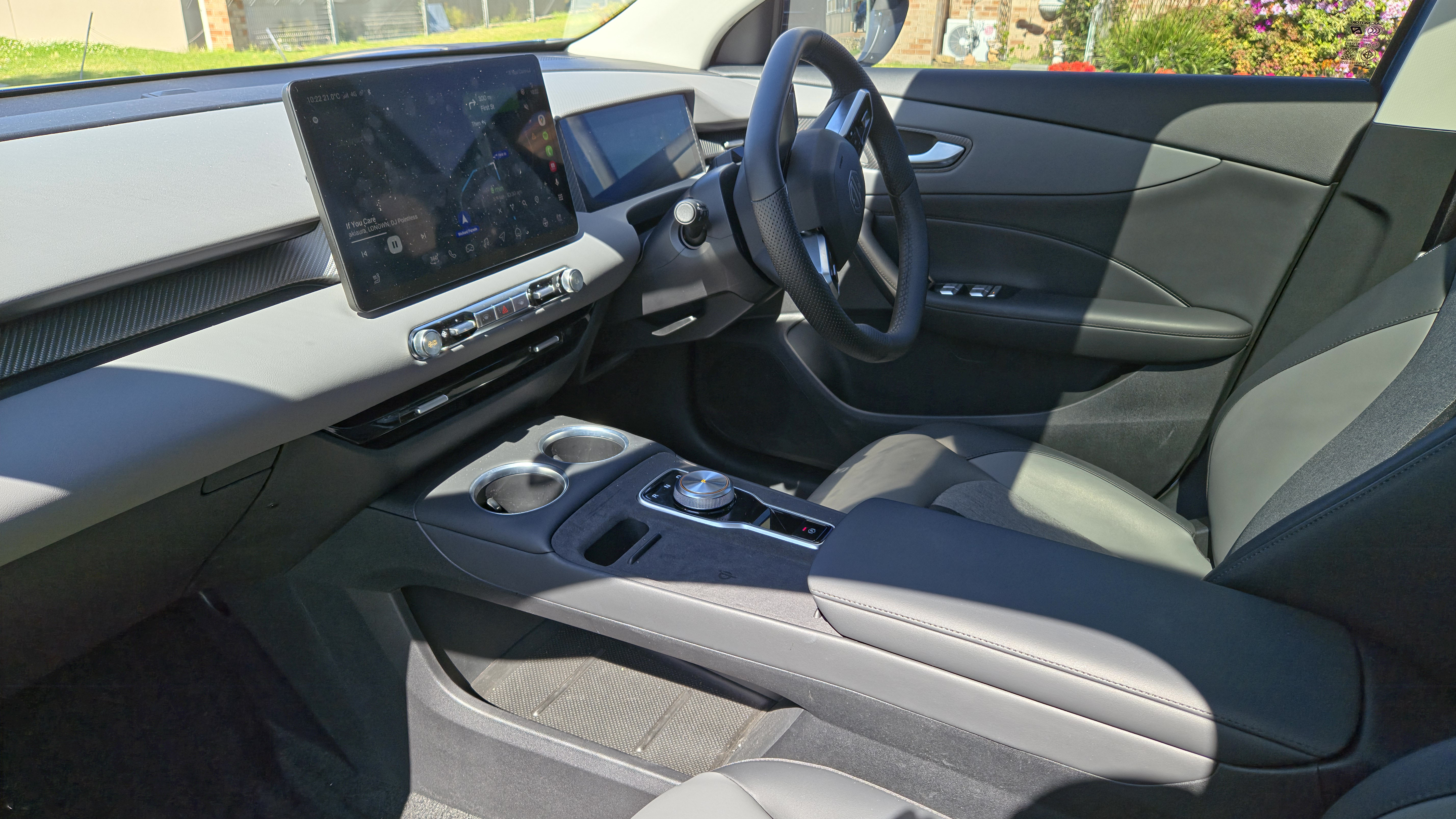 The MG S5's interior of its front seats