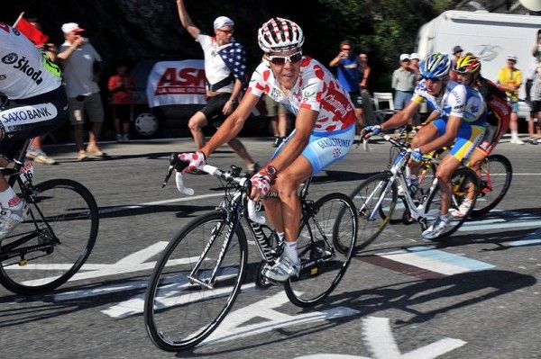 Bernhard Kohl (Gerolsteiner) takes a quick glimpse to see who is maintaining contact with the chase group.