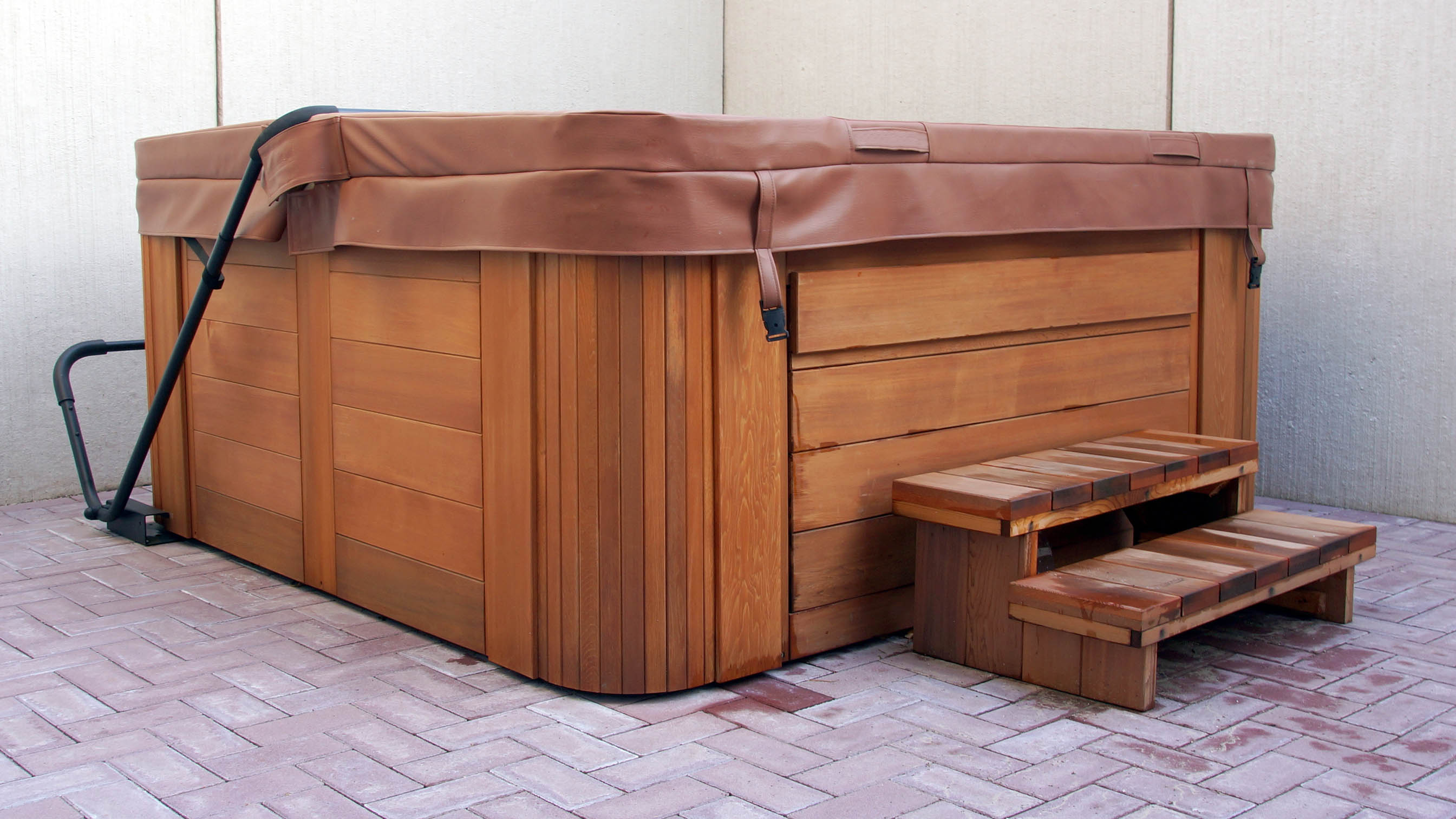 Hot tub with locking cover