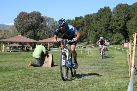 Jeremy Horgan-Kobelski off the front with Geoff Kabush in pursuit.