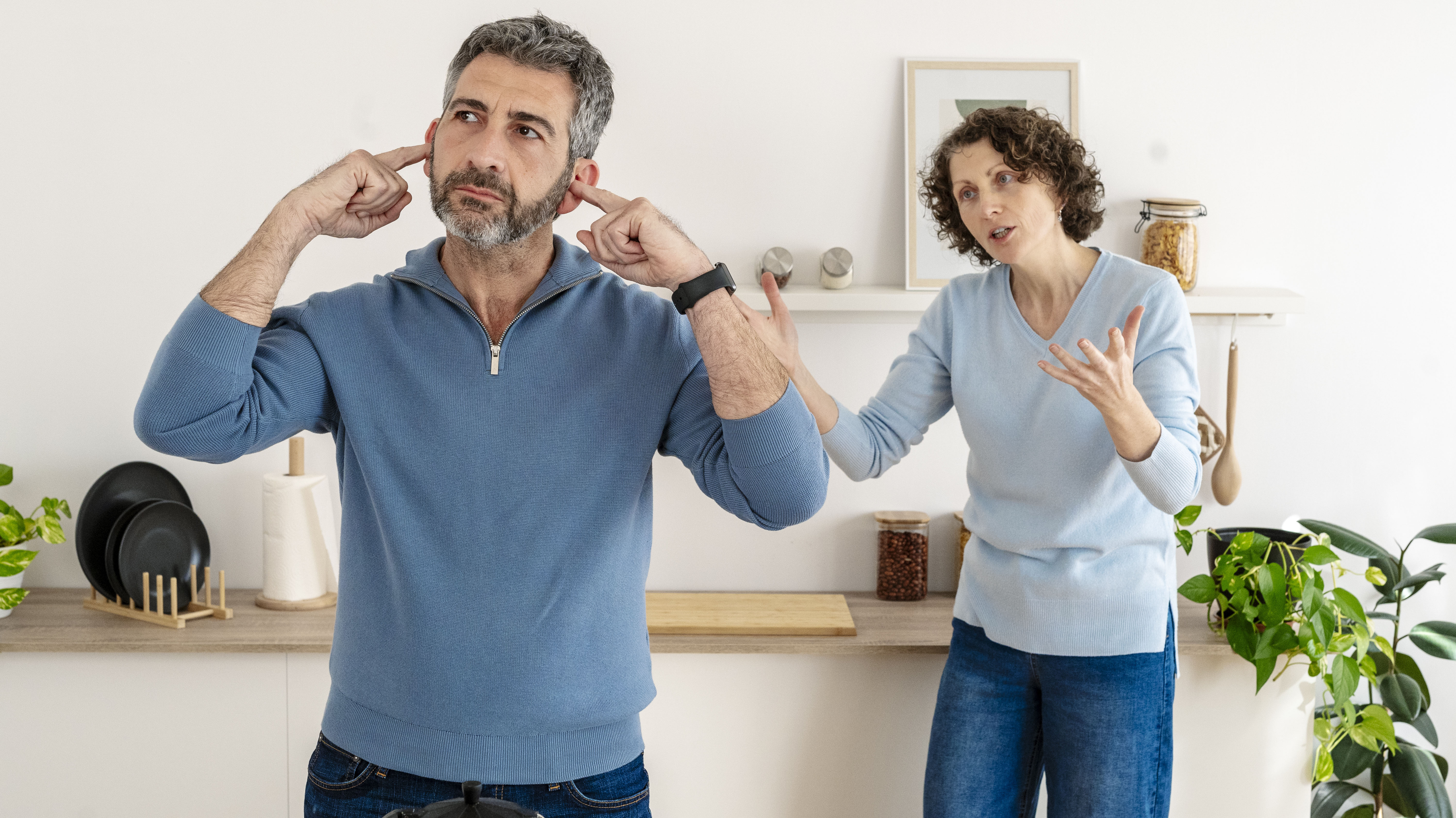 رجل وامرأة يتجادلان