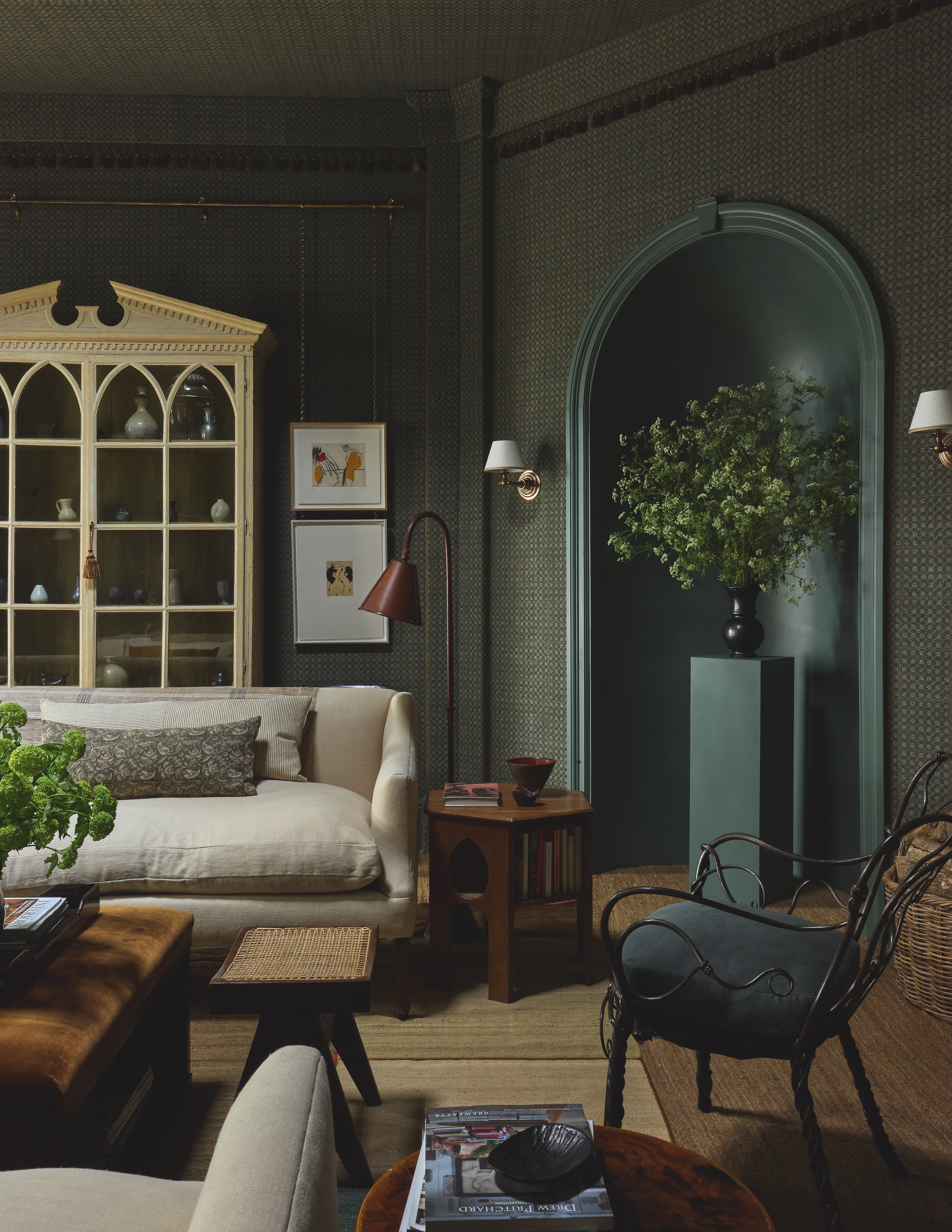 A modern and traditional minimalist feel for this drawing room