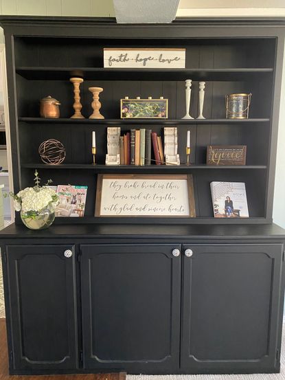 Built-in hutch with home trinkets