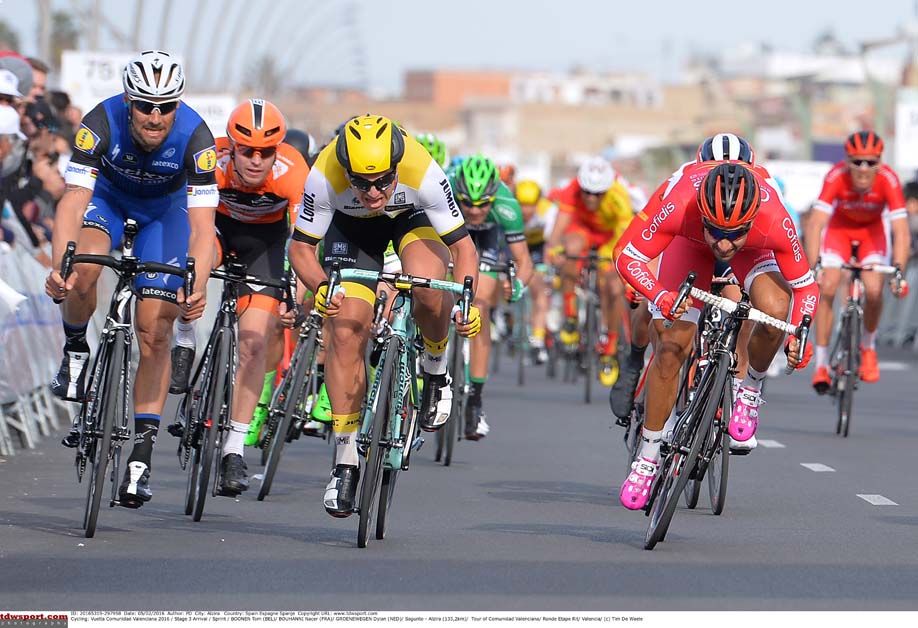 Dylan Groenewegen on the way to victory on stage 3