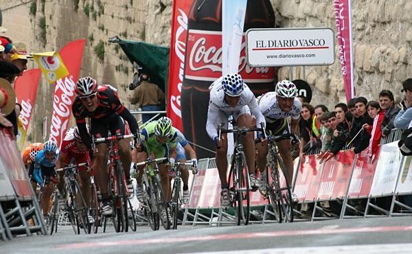 Herrero holds off Paolo Bettini in the push for the line.