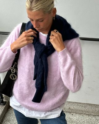 Cashmere outfit ideas: pink jumper on Lindsey Holland