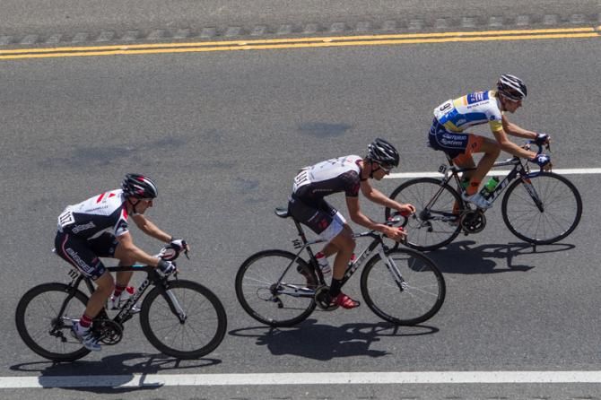 The first breakaway riders begin to get away.