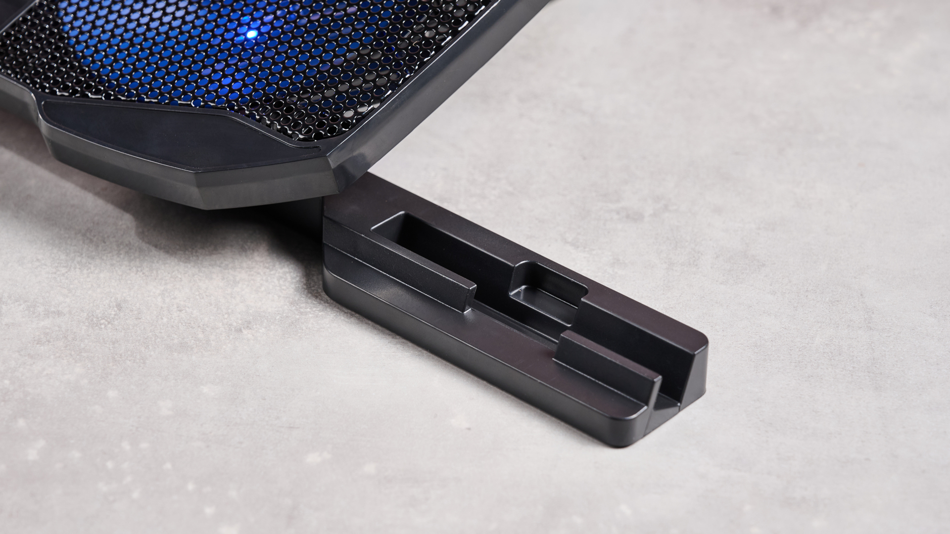 A closeup of the Aimuzi F2 Plus laptop cooling pad's phone stand.