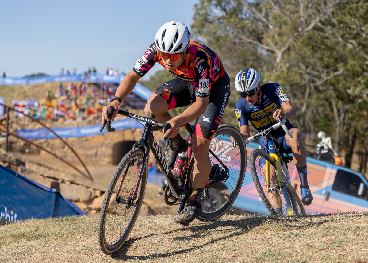 A final attack by Timon Rüegg (Cross Team Legendre / Vc Steinmaur) and Lander Loockx (Deschacht - Hens - Maes) ended up being the move of the day.