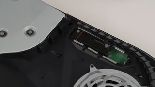 Una unidad SSD 530 de Seagate insertada en la consola PS5