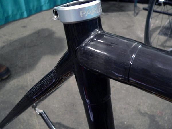 According to Parlee, using unidirectional carbon fibre in the lugs shaves a bit of weight (about 15g per frame) but adds an appreciable amount of strength to the joint. Moreover, Parlee claims it&rsquo;s an absolute pain to work with!