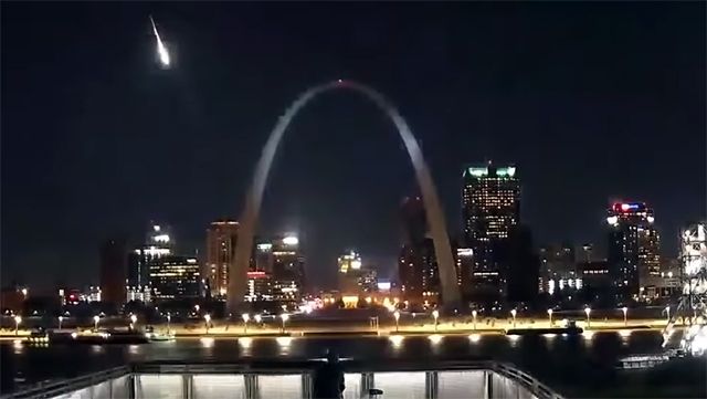 Watch a Brilliant Fireball Flash Over St. Louis' Historic Arch (Video)