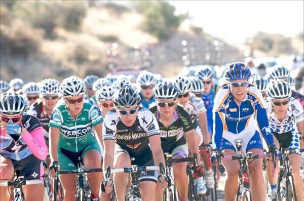 The women's field rolls over the opening kilometres of Gila