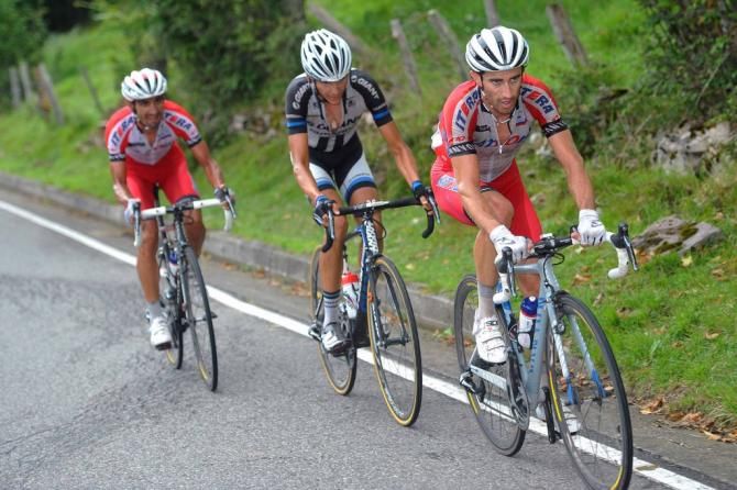 Dani Moreno (Katusha) is followed by Warren Barguil (Giant-Shimano)