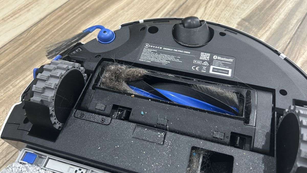 Ecovacs T90 Pro Omni reverse side with hair caught in roller
