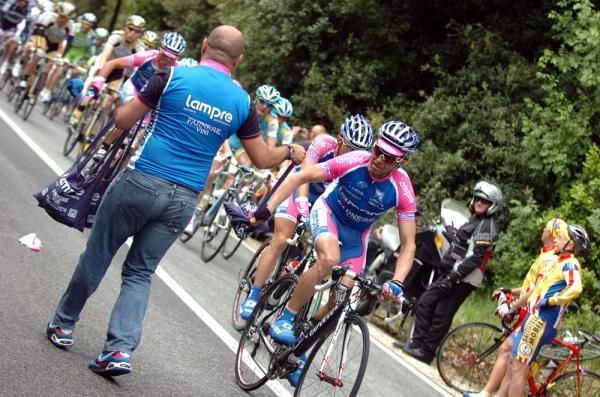Gilberto Simoni (Lampre-Farnese Vini) grabs some lunch