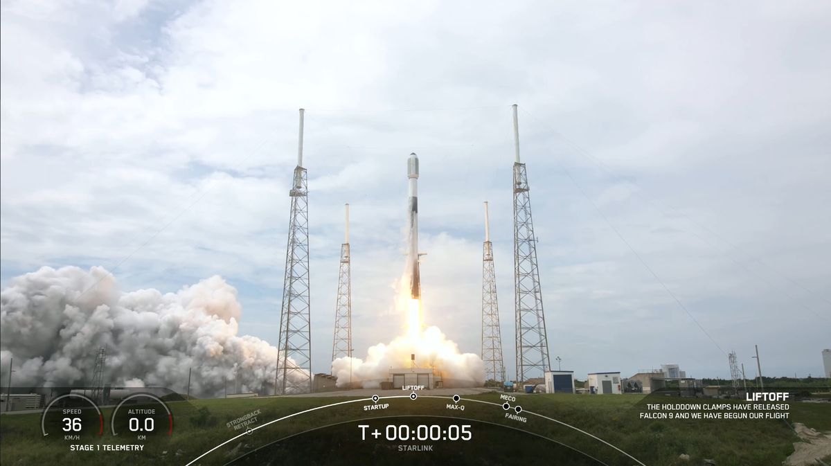 SpaceX запускает 56 спутников Starlink, наземную ракету в море