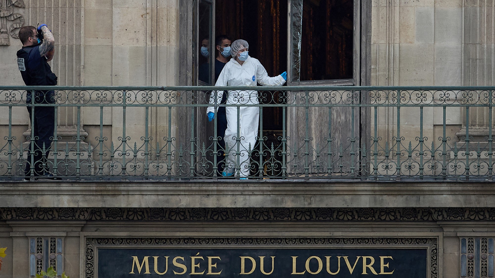 Investigators check out Louvre heist site