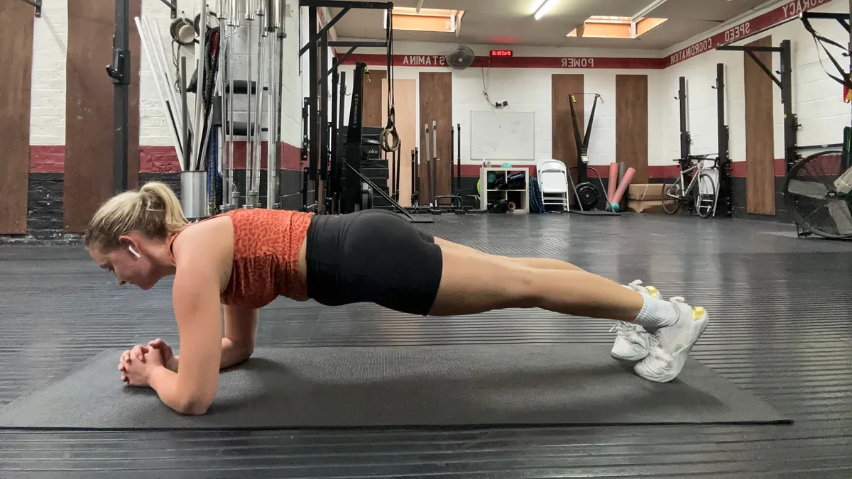 Fitness writer Alice Porter doing a plank in a gym