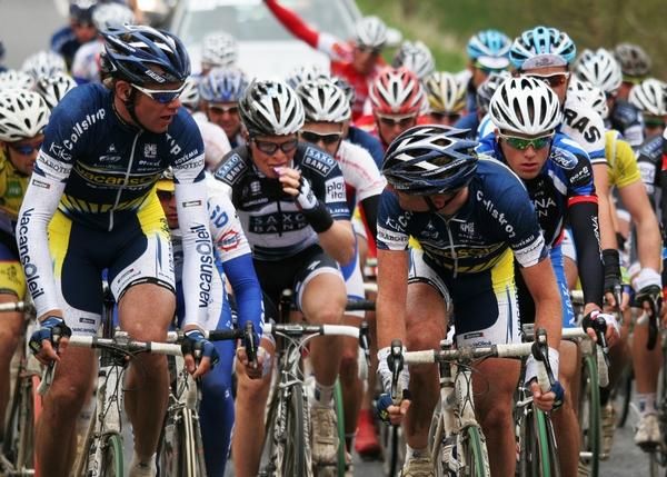 The Peleton lead by Vacansoleil at Rind Church