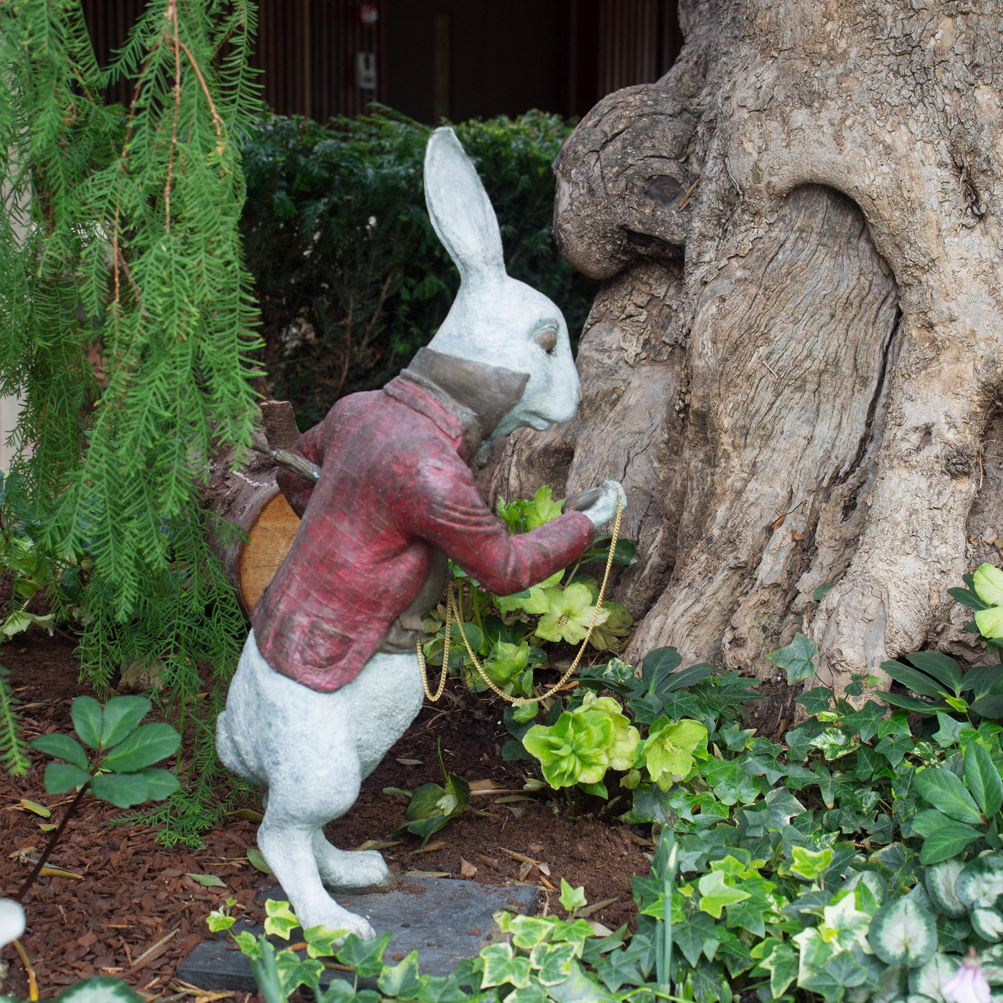 white rabbit from alice in wonderland Garden Statue Alamy KW99JN (RF)