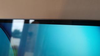 Lähikuvassa Huawei MateBook 14s -kannettavan näyttöreunaan sijoitettu webkamera
