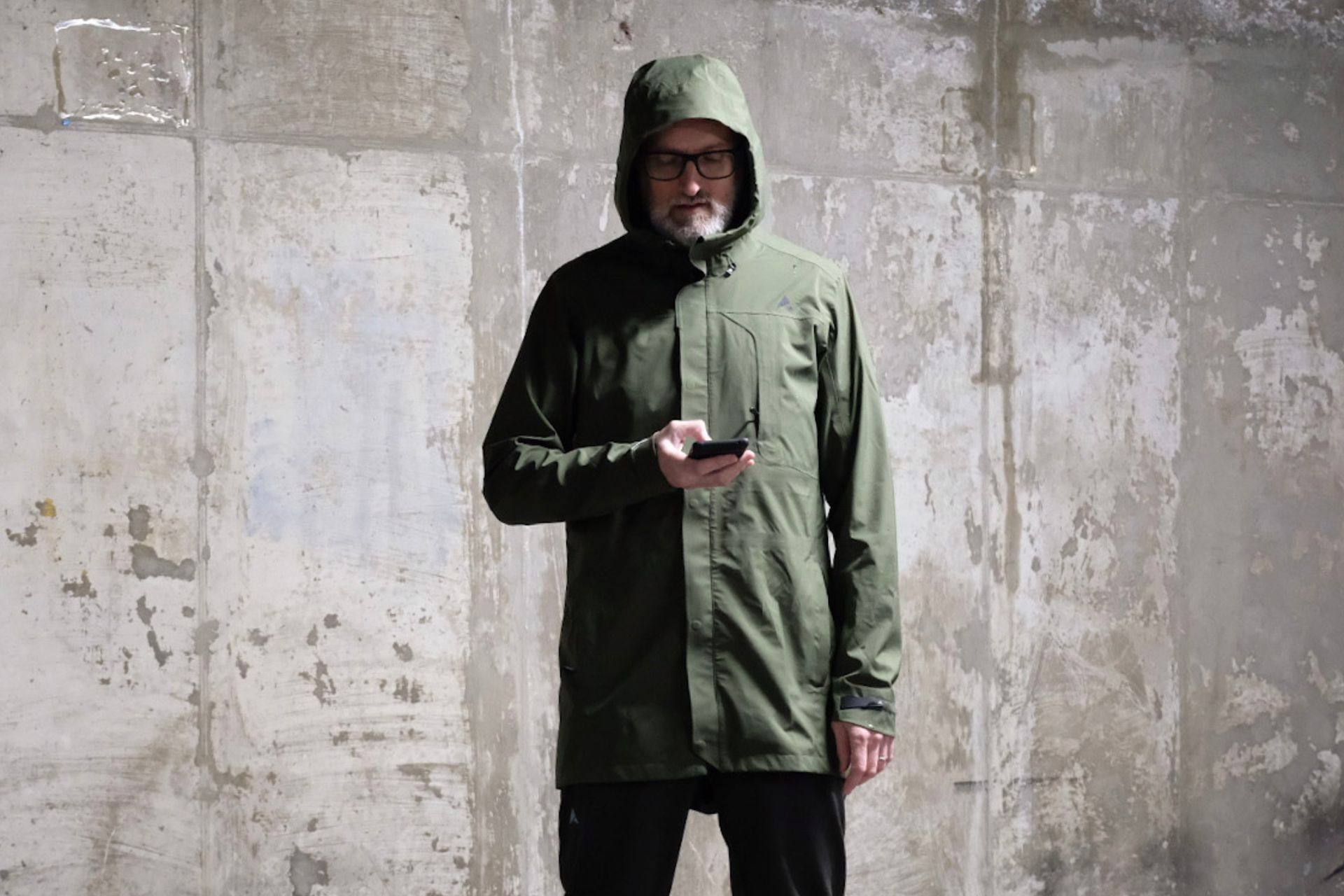 Image shows a person wearing the Altura Grid Parka Waterproof Jacket which is one of the best commuter cycling jackets