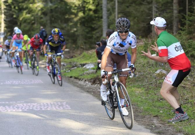Carlos Alberto Betancur (AG2R - La Mondiale) on the attack