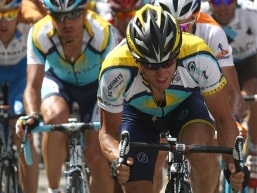 Lance Armstrong (Astana) made the split with the lead group when the going got tough in the cross winds.