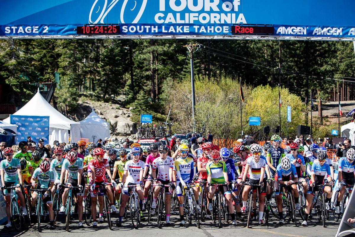 The women wait for the start.