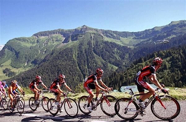 Caisse d'Epargne leads the chase up the final climb of stage seven
