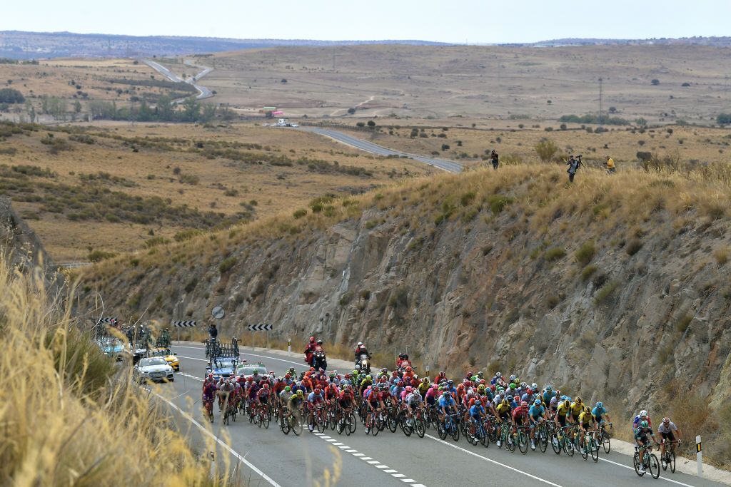 The peloton in the middle of stage 19