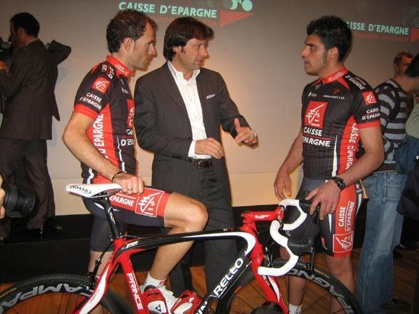 Valverde and Pereiro discuss the slight changes of the team bike